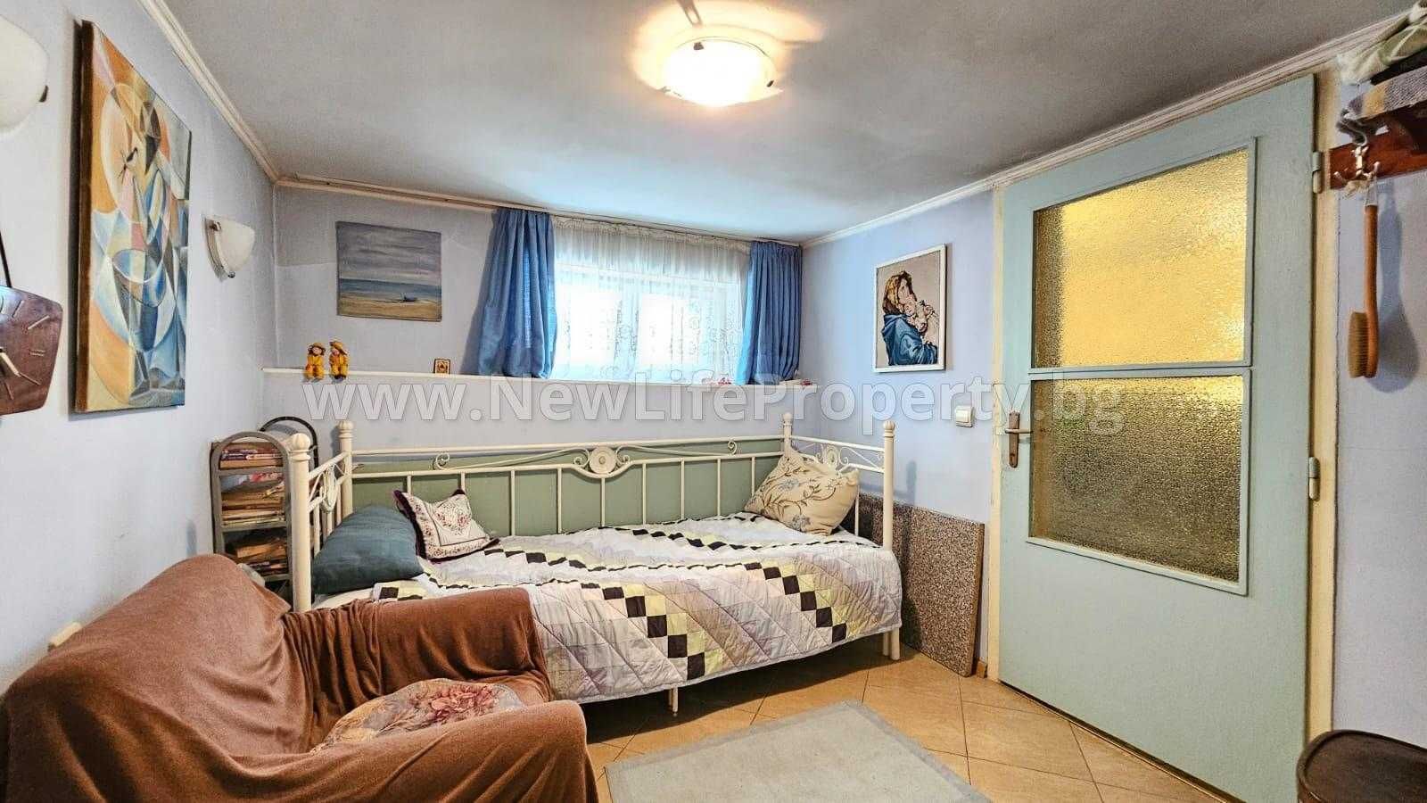 Продава се двуетажна къща в град Средец, област Бургас
