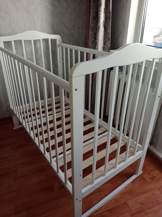 Детская кроватка с бортиками