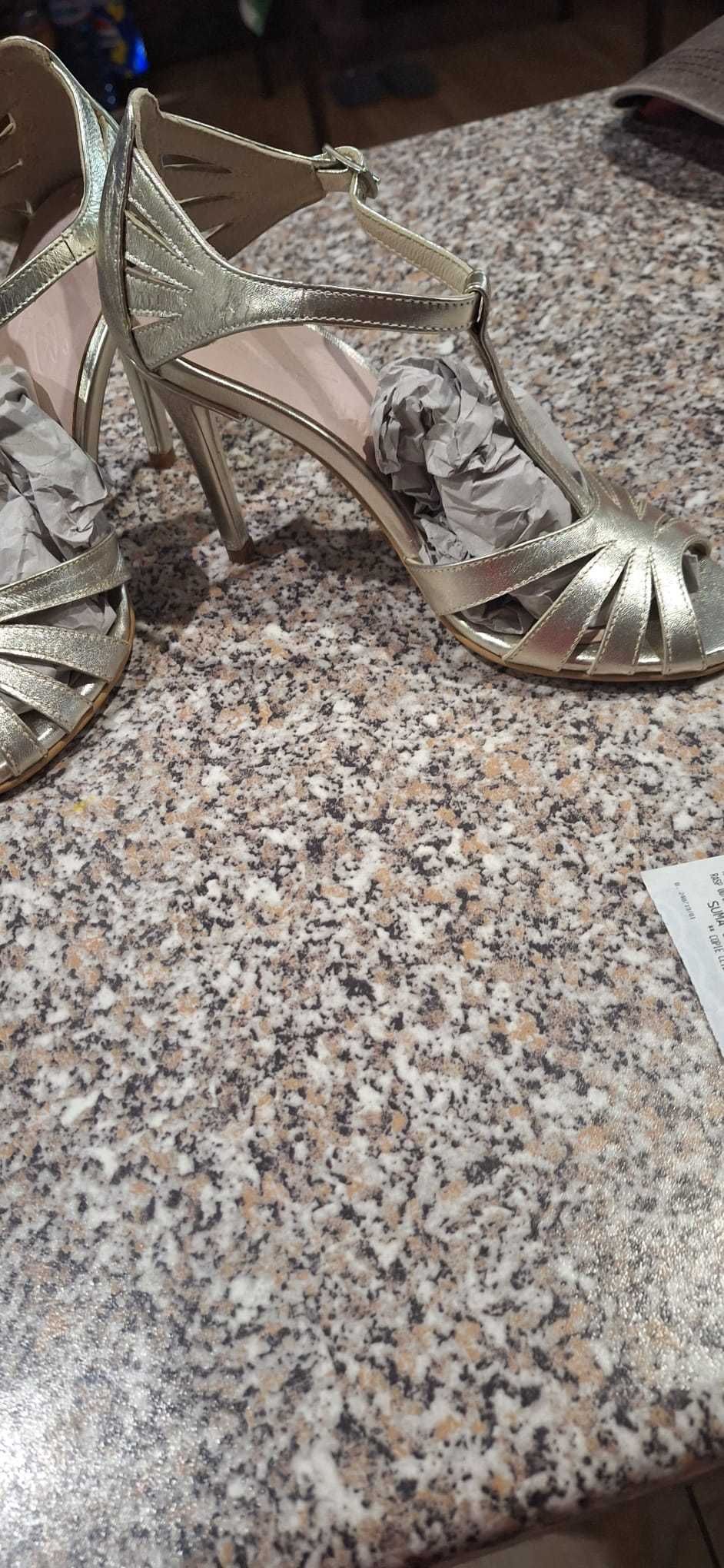 Vând sandale ocazie măsură 34/35