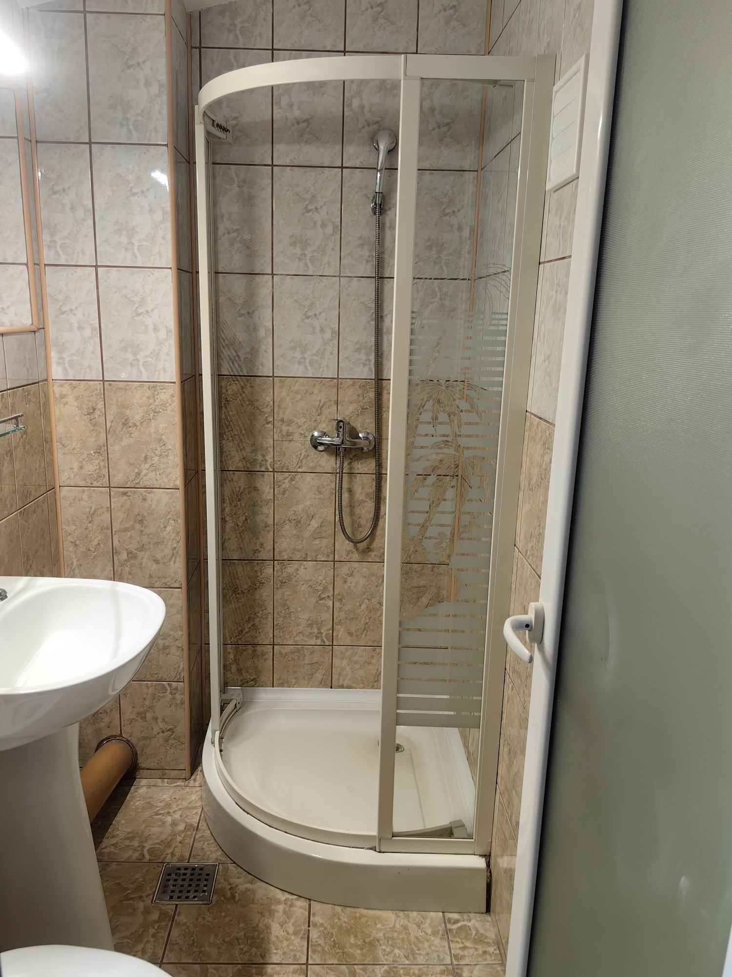Set de baie compus din wc, lavoar și cabina
