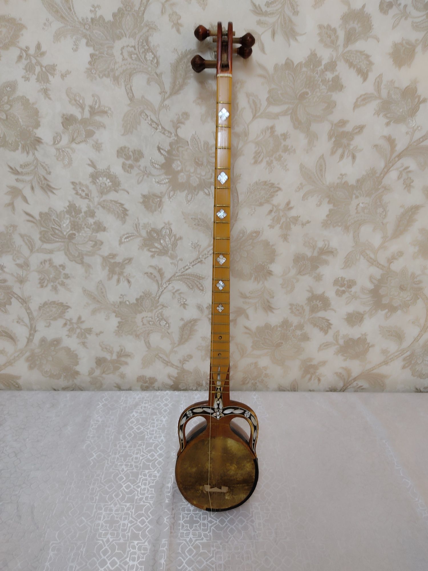 Qashqar rubob sotiladi.