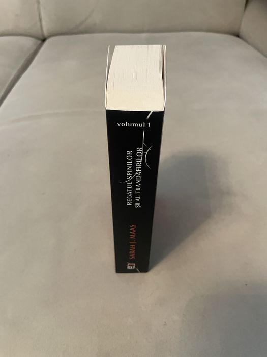 Regatul spinilor si al trandafirilor, paperback