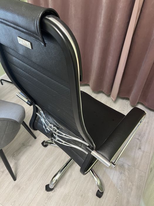 Продаю офисный стул