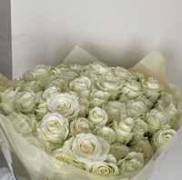 Белые и красеые розы по 51 шт