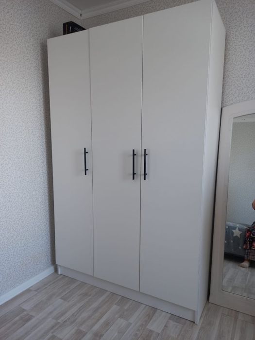 Шкаф белого цвета кровать туалетный столик