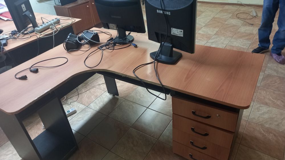 Продам офисные столы и шкафы