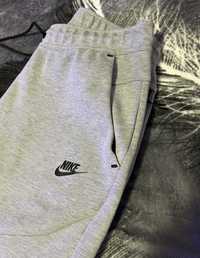 Vand pantaloni nike tech