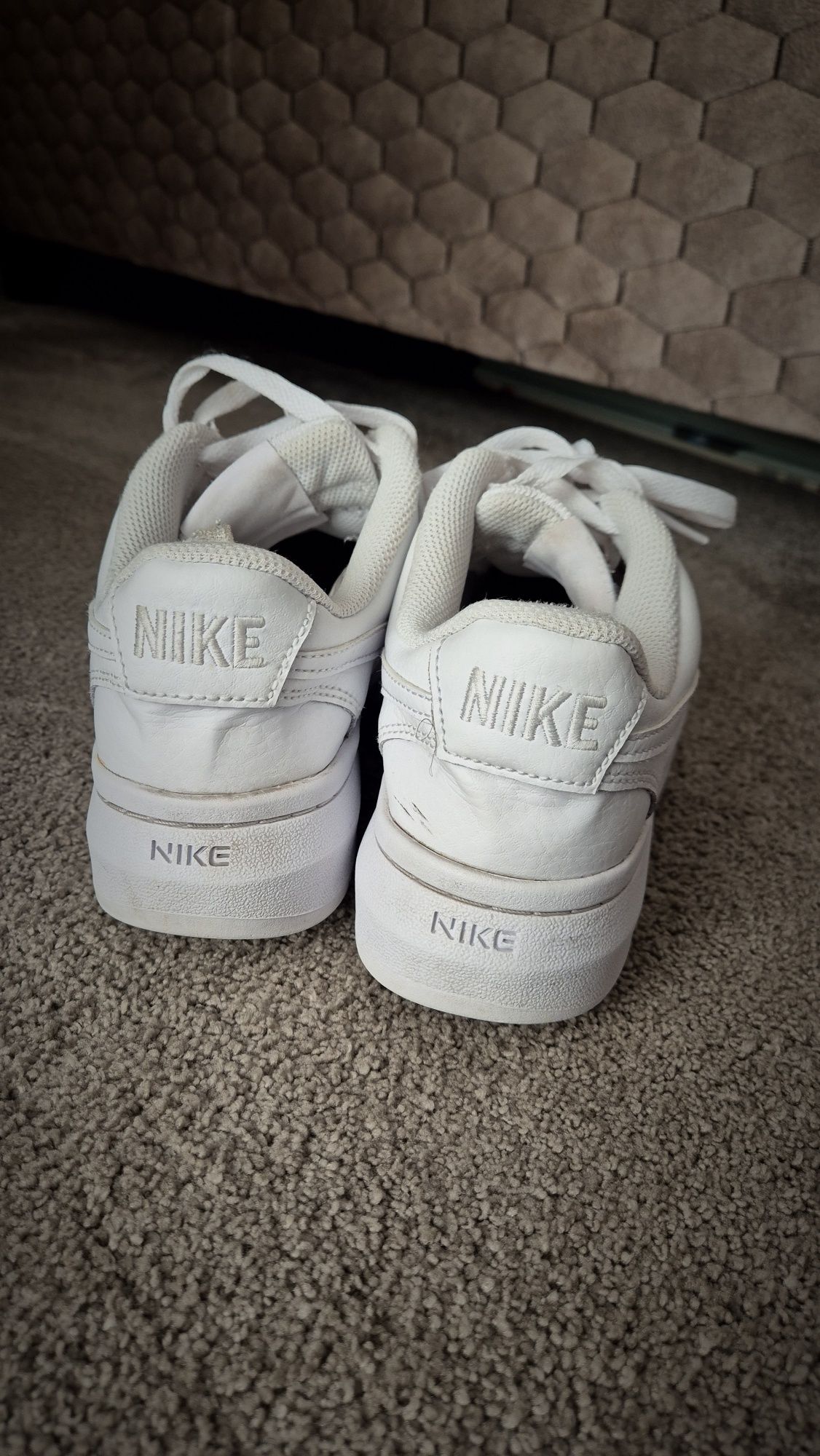 Бели кецове Nike