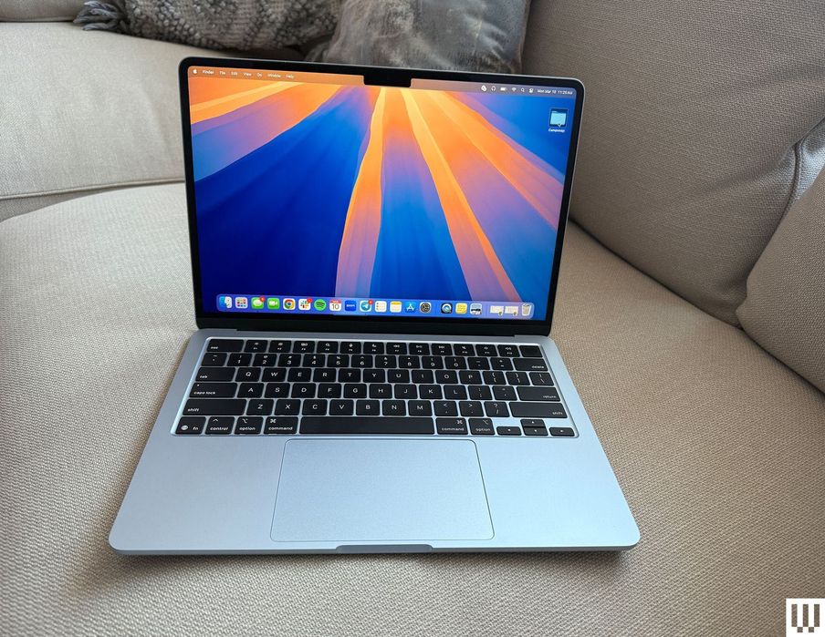 Macbook air m 4 16/256 100% 22 sikl 25 soatgacha yetadi quvati 10/10