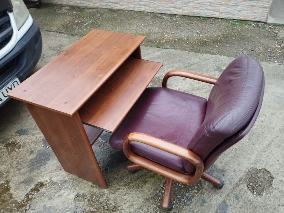 Birou și scaun din lemn masiv