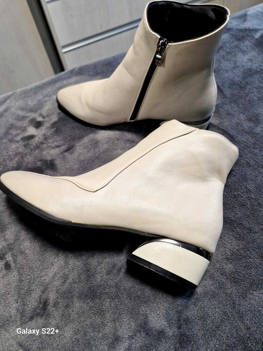 Продавам нови боти, изкуствена кожа,бежов цвят