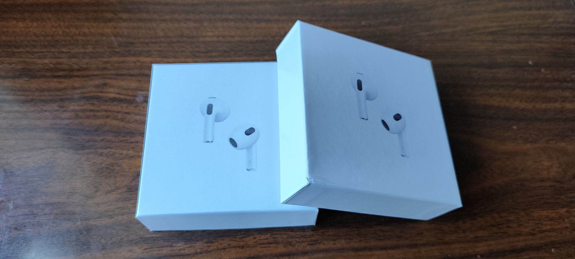Airpods pro juda sifatli yangi  ichidan zaryadchigi va aksasuari bor