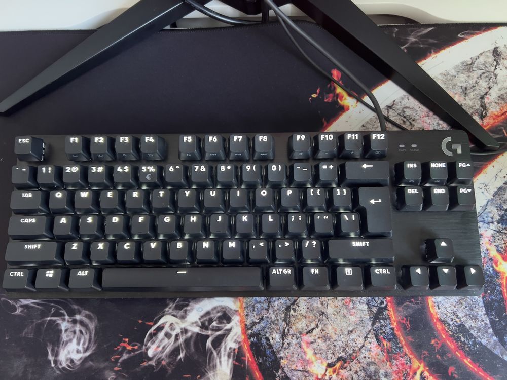 Гейминг компютър мишка монитор и клавиатура gaming pc monitor