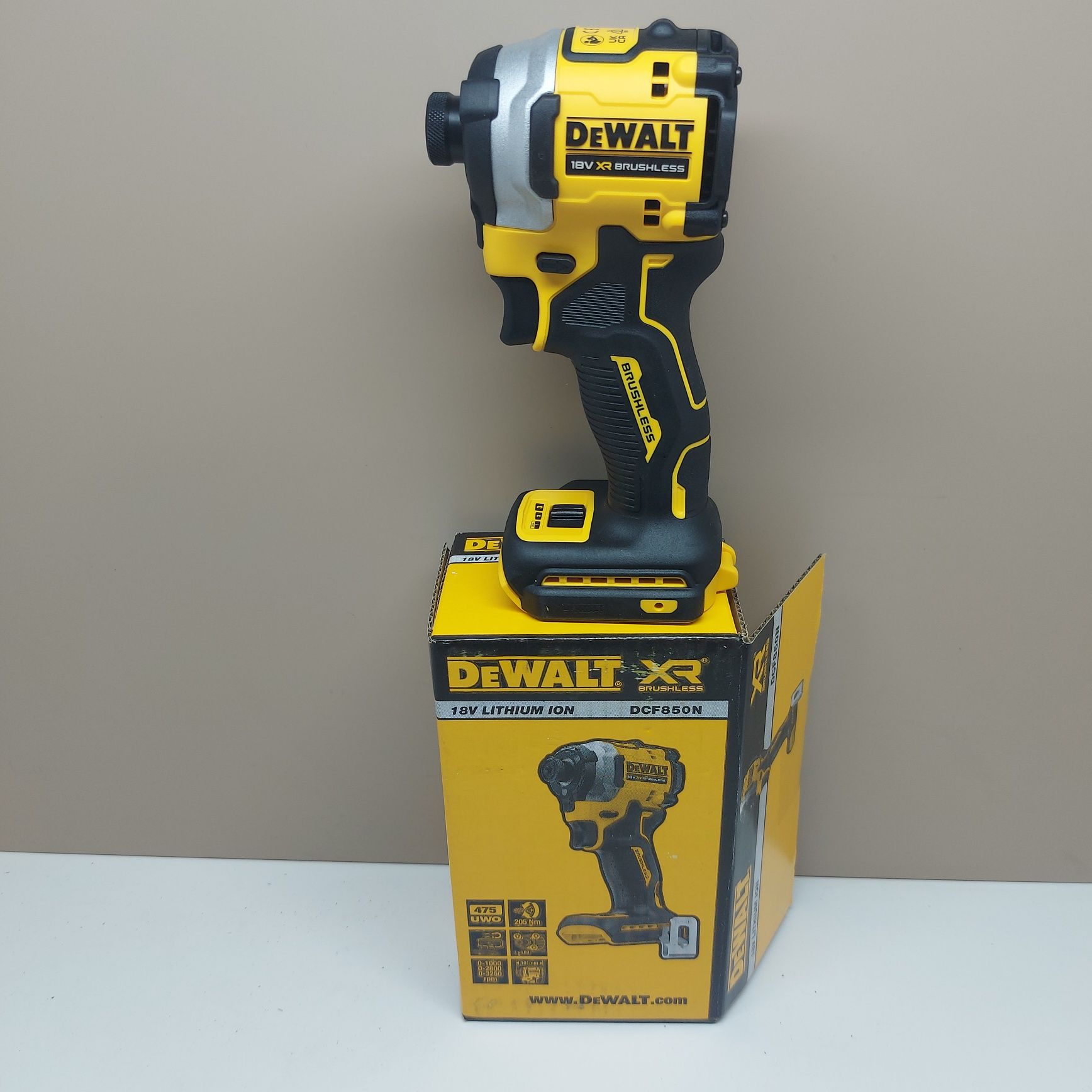 Нов модел импакт Dewalt DCF850N