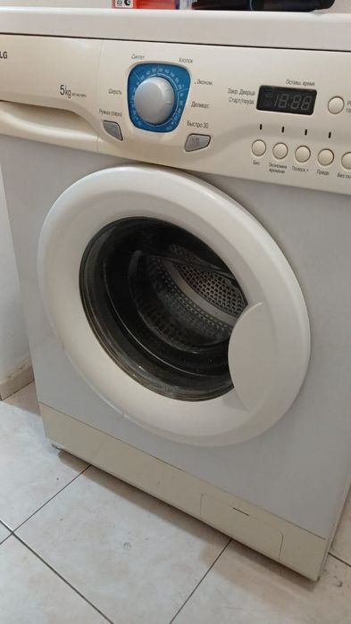 Стиральная машинка LG на запчасти. Рабочая. Но старая. Сильно шумит