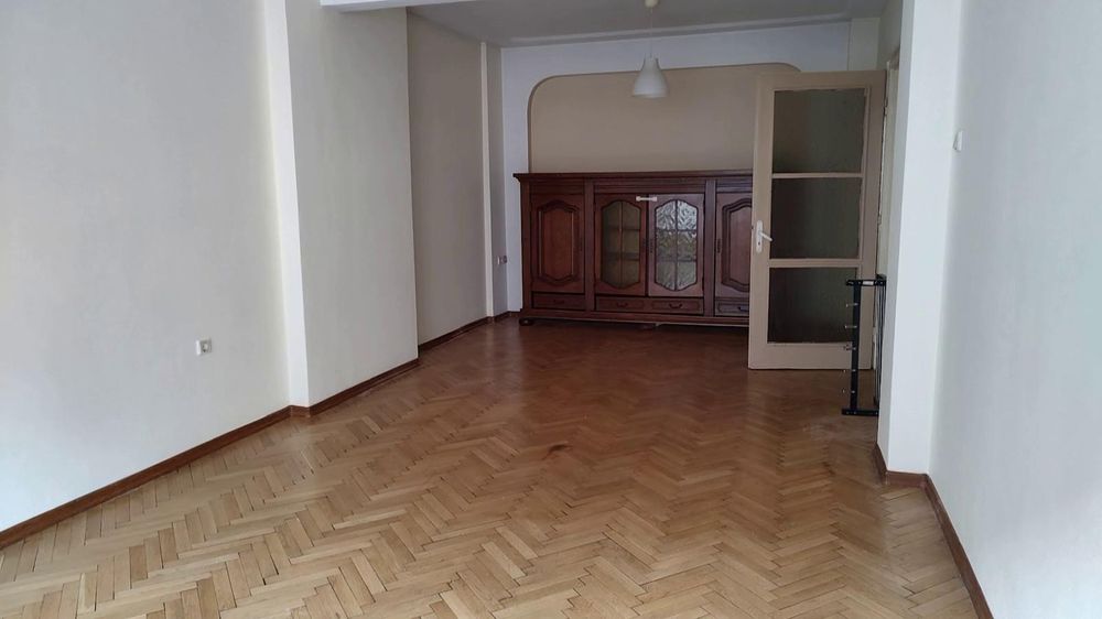 Дава се под наем Тристаен апартамент в София, Център - 100 кв.м за 800 € - Снимка #1