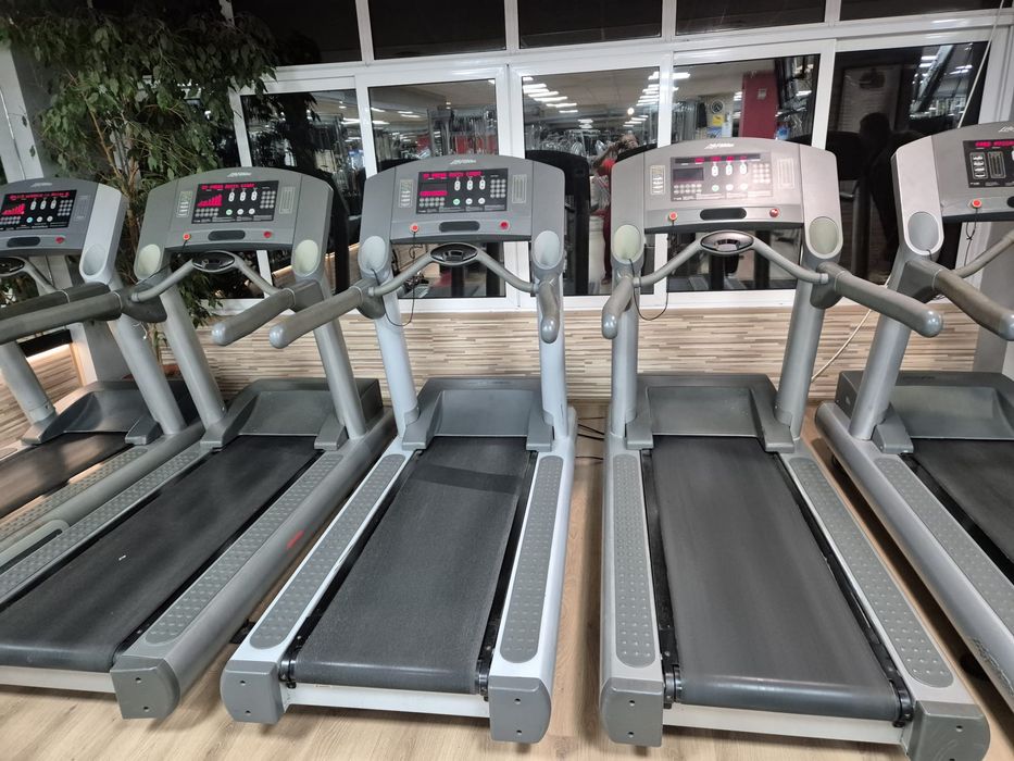 Бягаща пътека Life Fitness