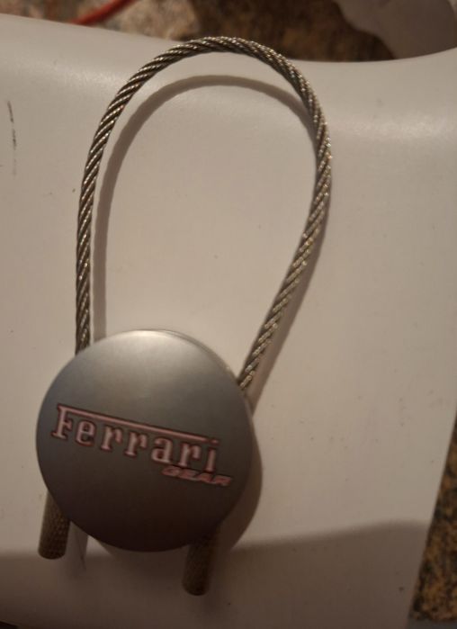 De vanzare un breloc original Ferrar