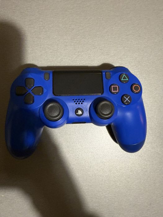 PlayStation 4 + 2 джойстика и подарък 2 игри