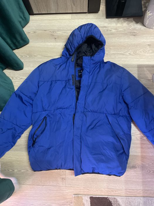Geacă puffer albastră cu glugă