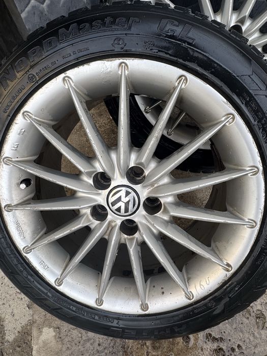 Продаётся комплект литых дисков с шинами