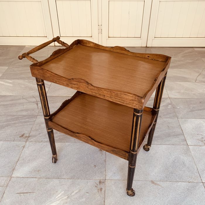 Винтидж масичка на колелца-сервира стил и чар