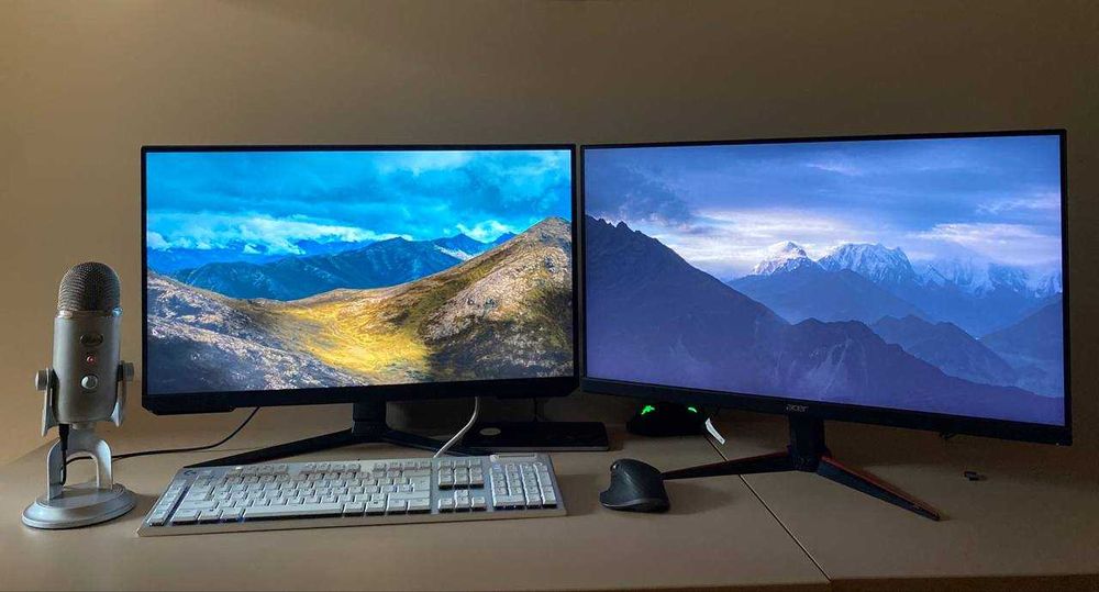 компютър, 2 монитора, мишка, клавиатура, микрофон