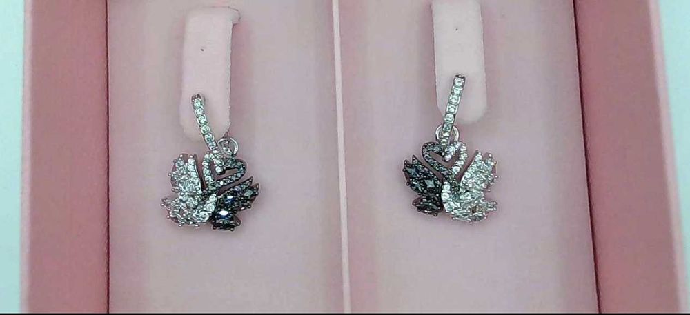 Cercei Swarovski Swan - noi, în cutie