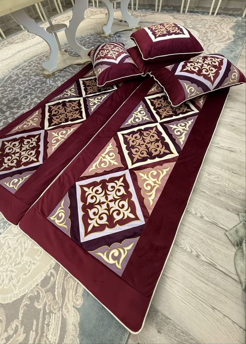 Оюлы корпеше жастыктарымен