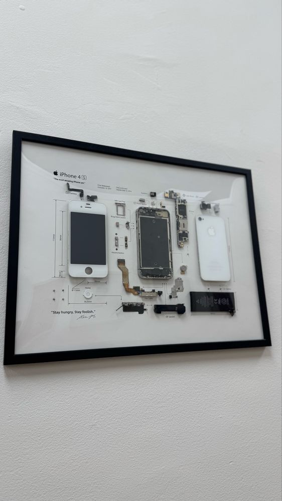 Рамка с разглобен iPhone 4s (бял) – ръчно изработена