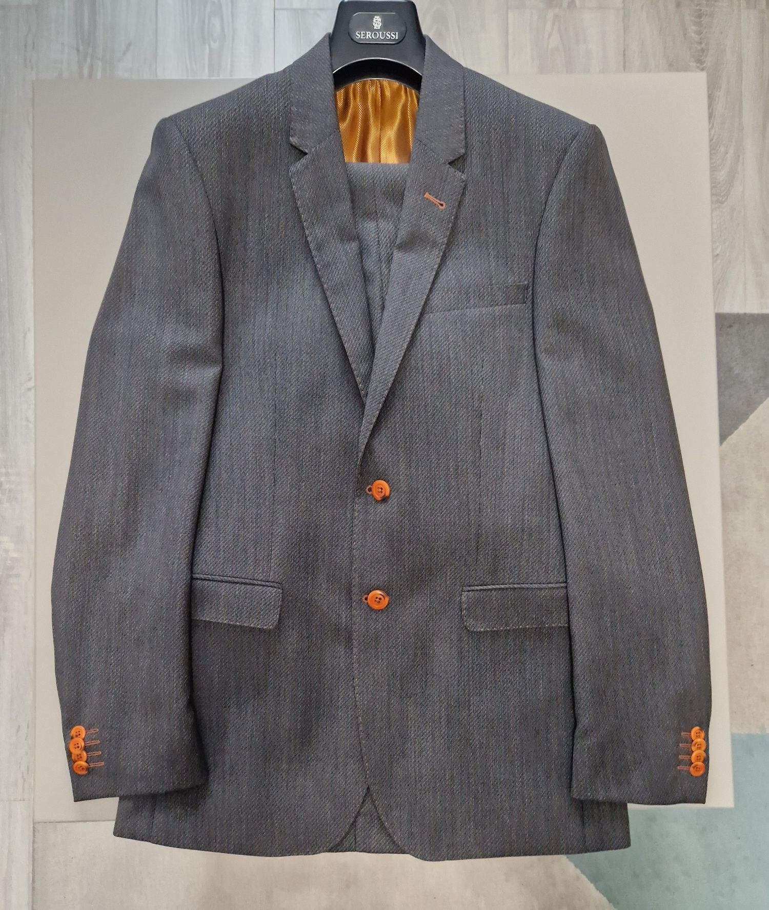 Costum Seroussi gri cu insertii portocalii, 100% lana, marimea 48