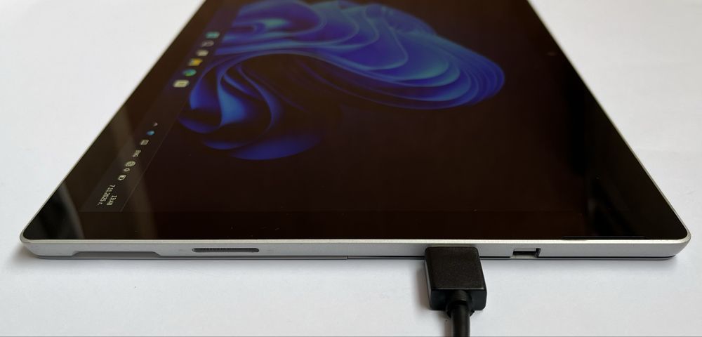 Microsoft Surface Pro 5 [1796] | i5-7300U | 4GB | 512GB | Windows 11