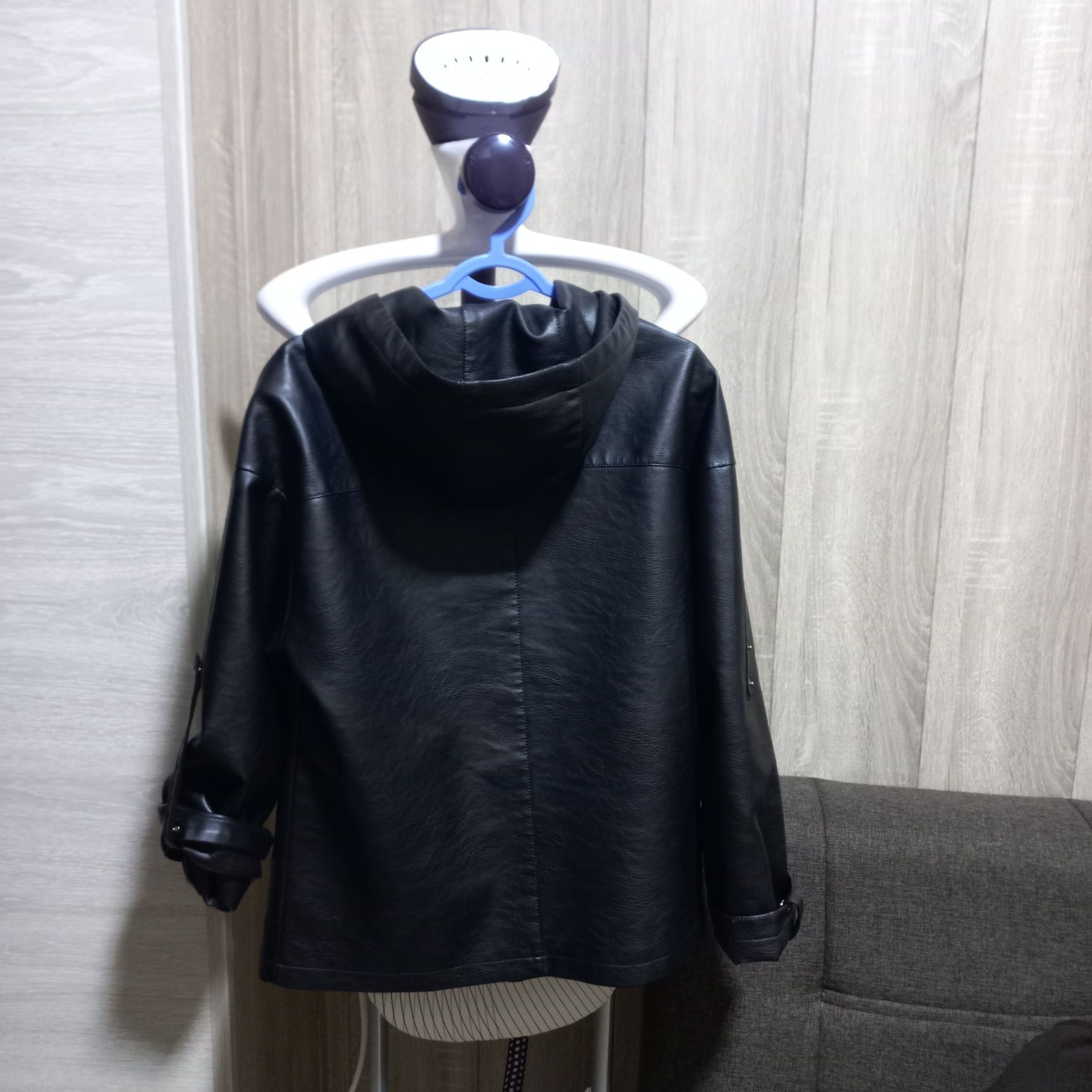 Продаётся  кожаная куртка чёрного цвета.