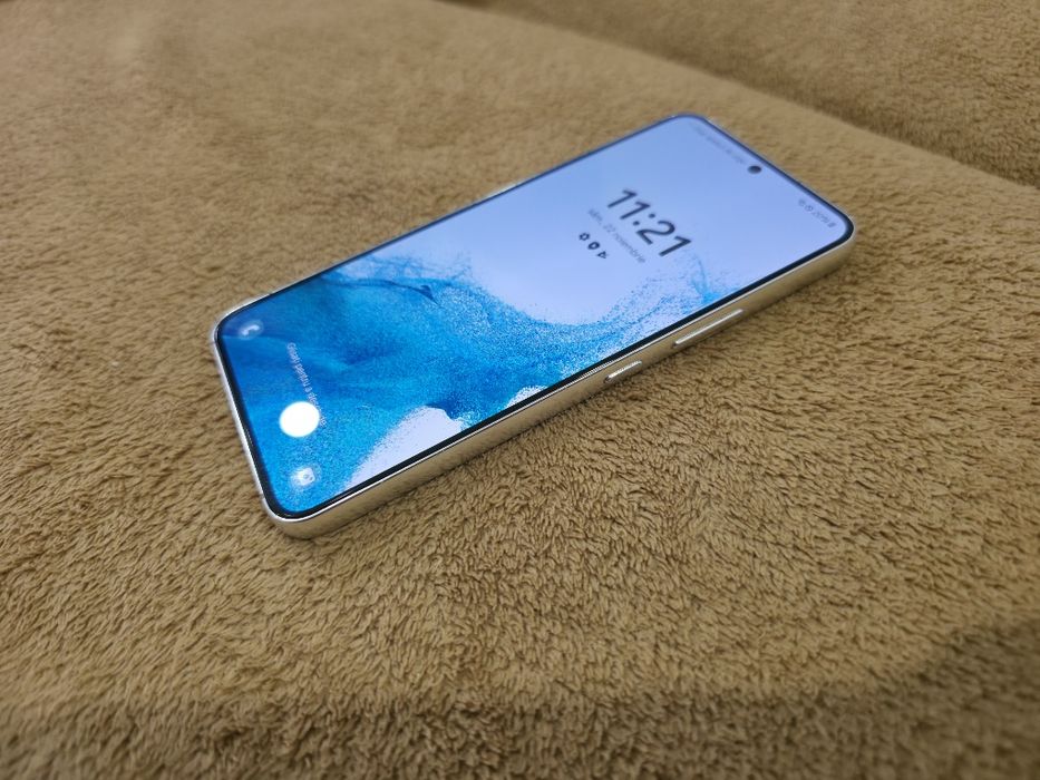 Samsung s22  256 gb 8 gb ram.