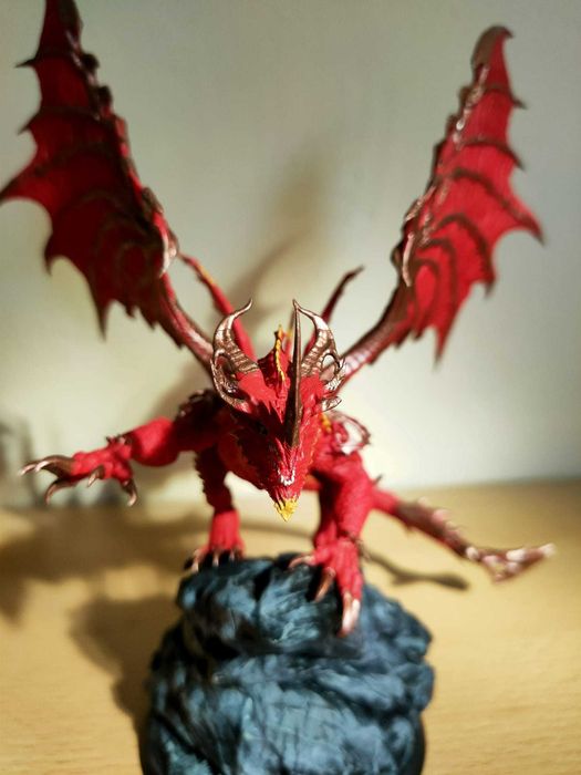 Statuetă de dragon imprimată 3D din rășină.