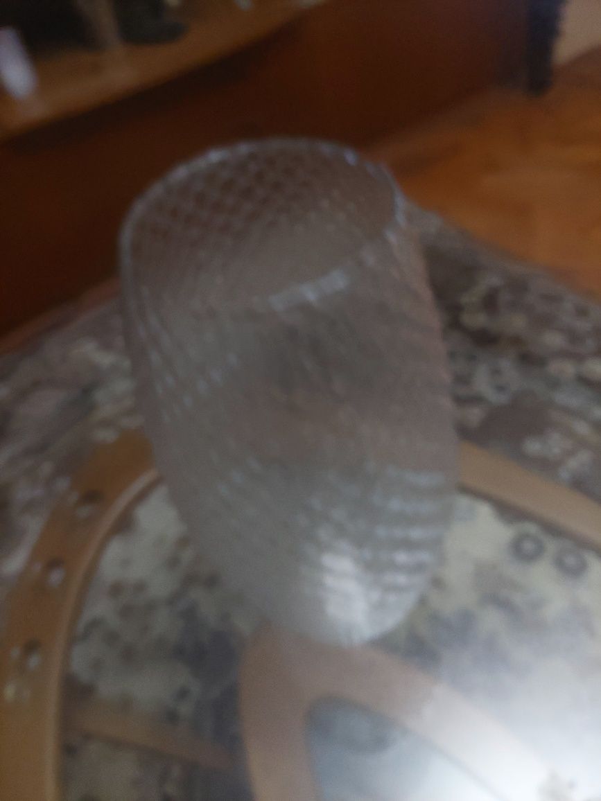 Стъклена ваза с релефна повърхност
