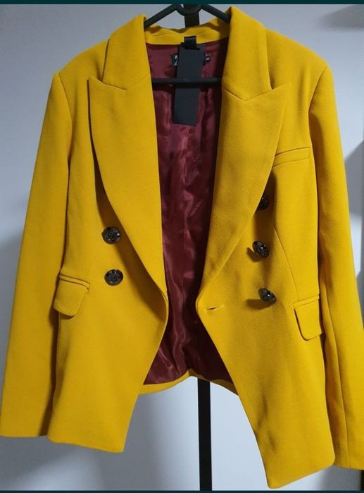 Costum de designer, model ideal pentru birou sau casual