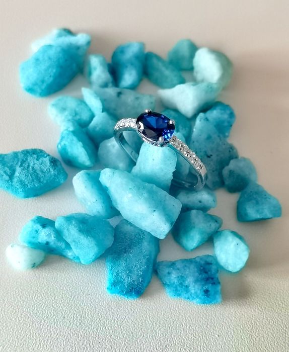 Inel din aur alb de 18K cu safir natural și diamante