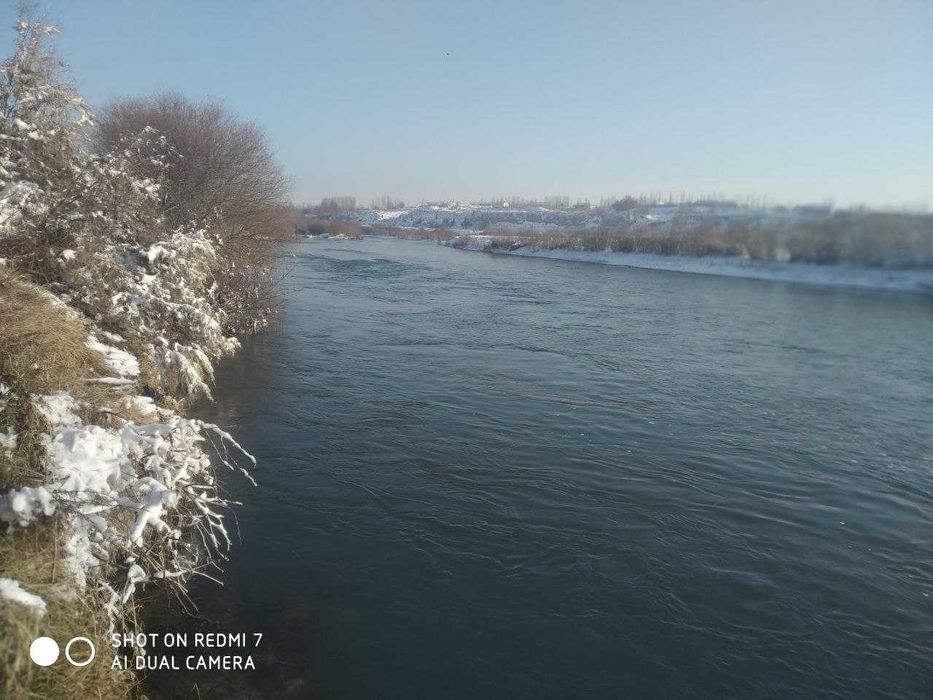 Земля на Ташморе вдоль реки