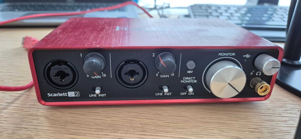 Focusrite scarlet 2i2 + Audio Technica T220