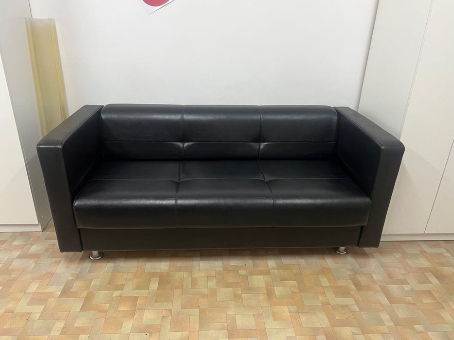 Диван кожанный для офиса в отличном состоянии