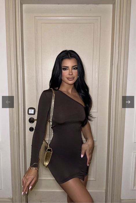 Къса рокля с голо рамо