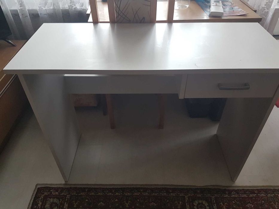 Продавам бюро с чекмедже