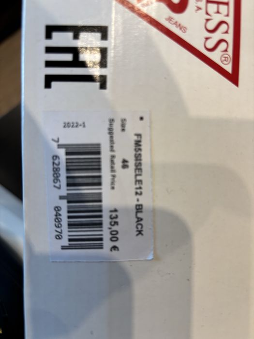 Adidasi guess purtati de mai multe ori