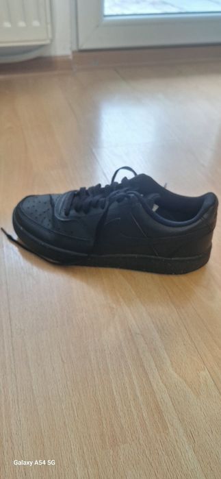 Продавам унисекс маратонки.