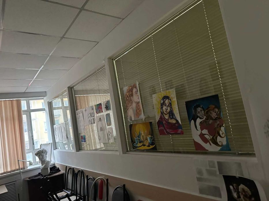 Стёкла, большой размер. Читать описание. Разделение м/у кабинетами.