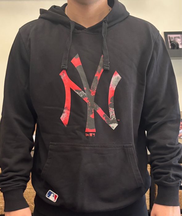 Hanorac New Era, in conditii bune. Nu are defecte. Marime L.