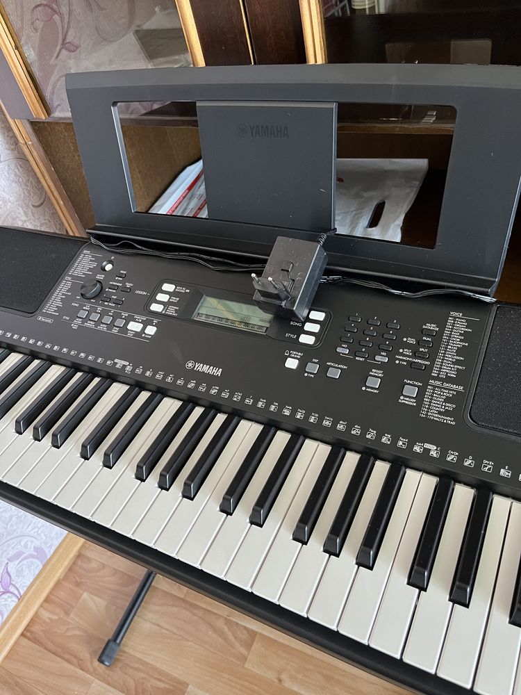 Продаю синтезатор  Yamaha psr-E373