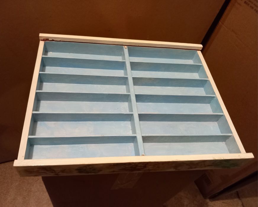 Уникална Дървена кутия за дребни накити и бижута, Ръчно декорирана