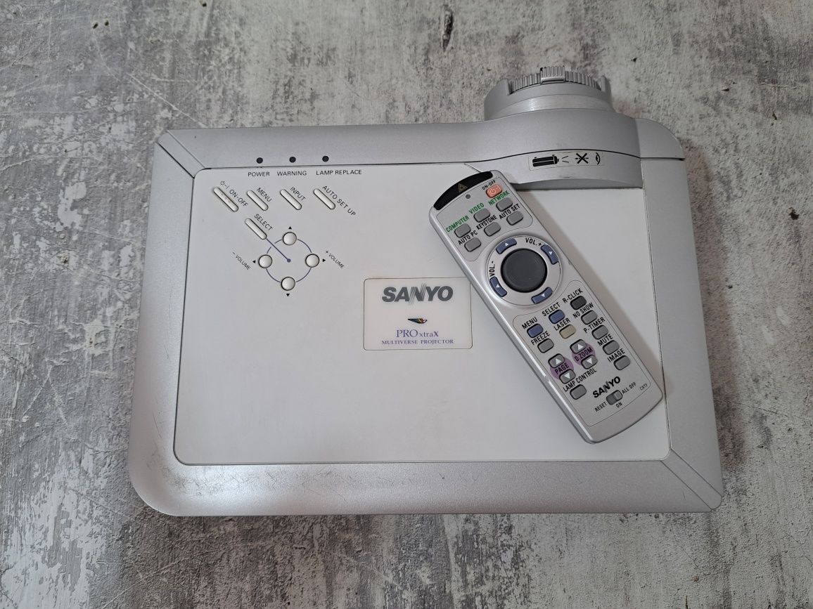 Продам проектор SANYO PLC-XU84  (идеал)